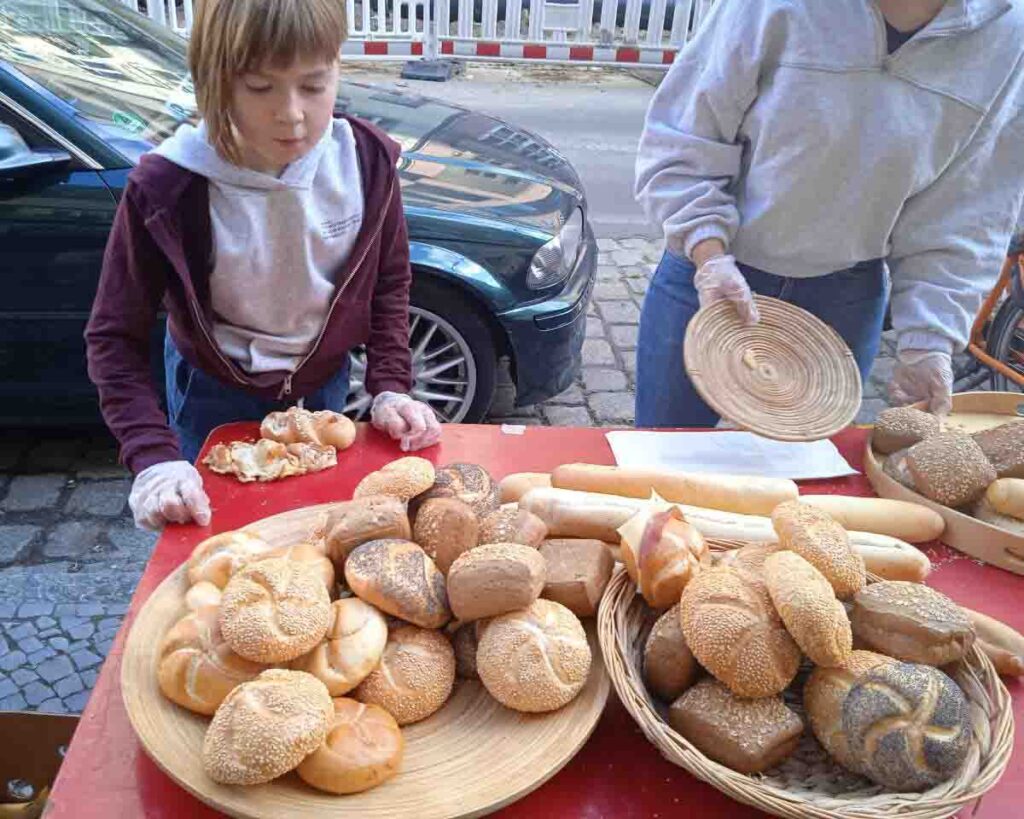 1Gerettetes Brot wird vom LMP Kulturlabor Trial&Error an die Nachbarschaft verteilt ©LMP-Netzwerk